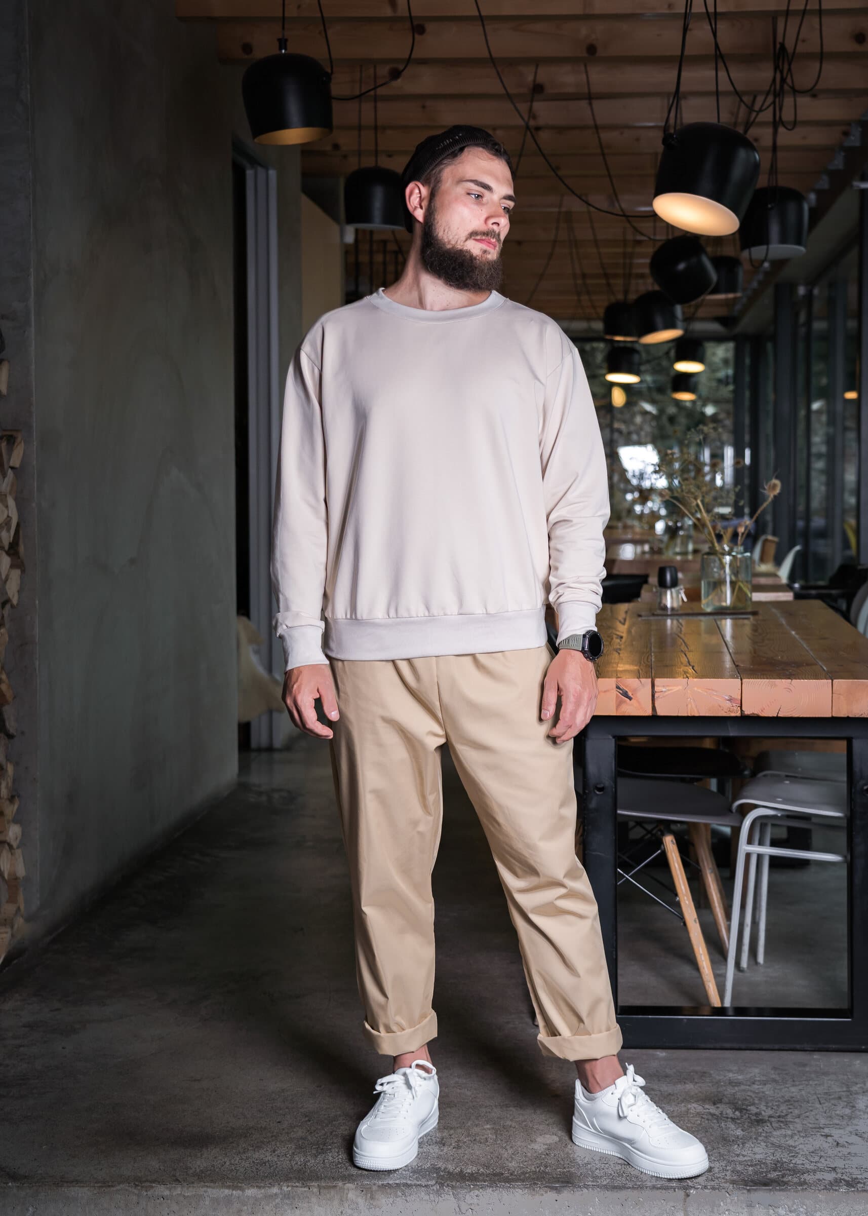 Trousers with an elastic waist and rolled hem