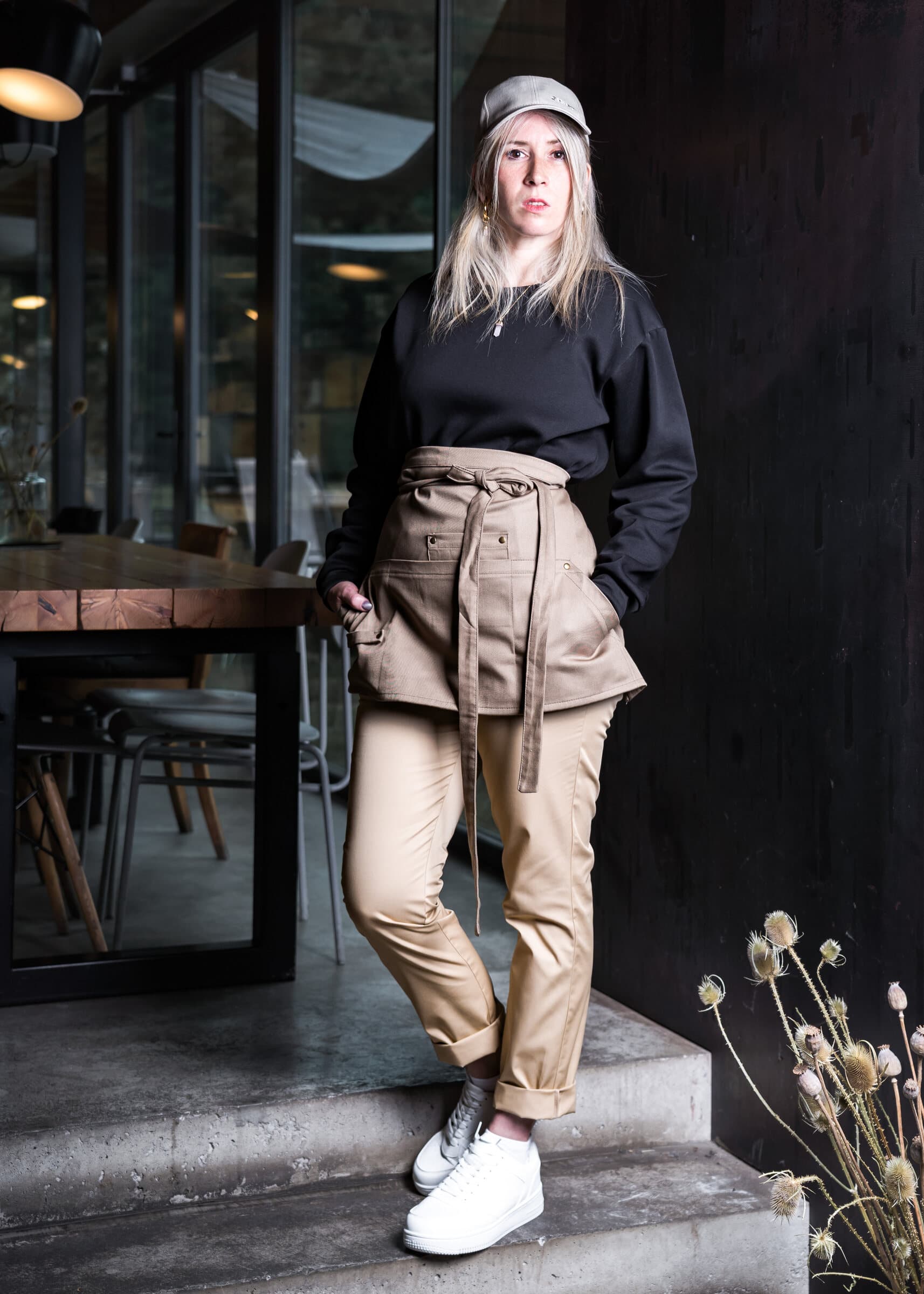 Black sweatshirt with a sand waist apron