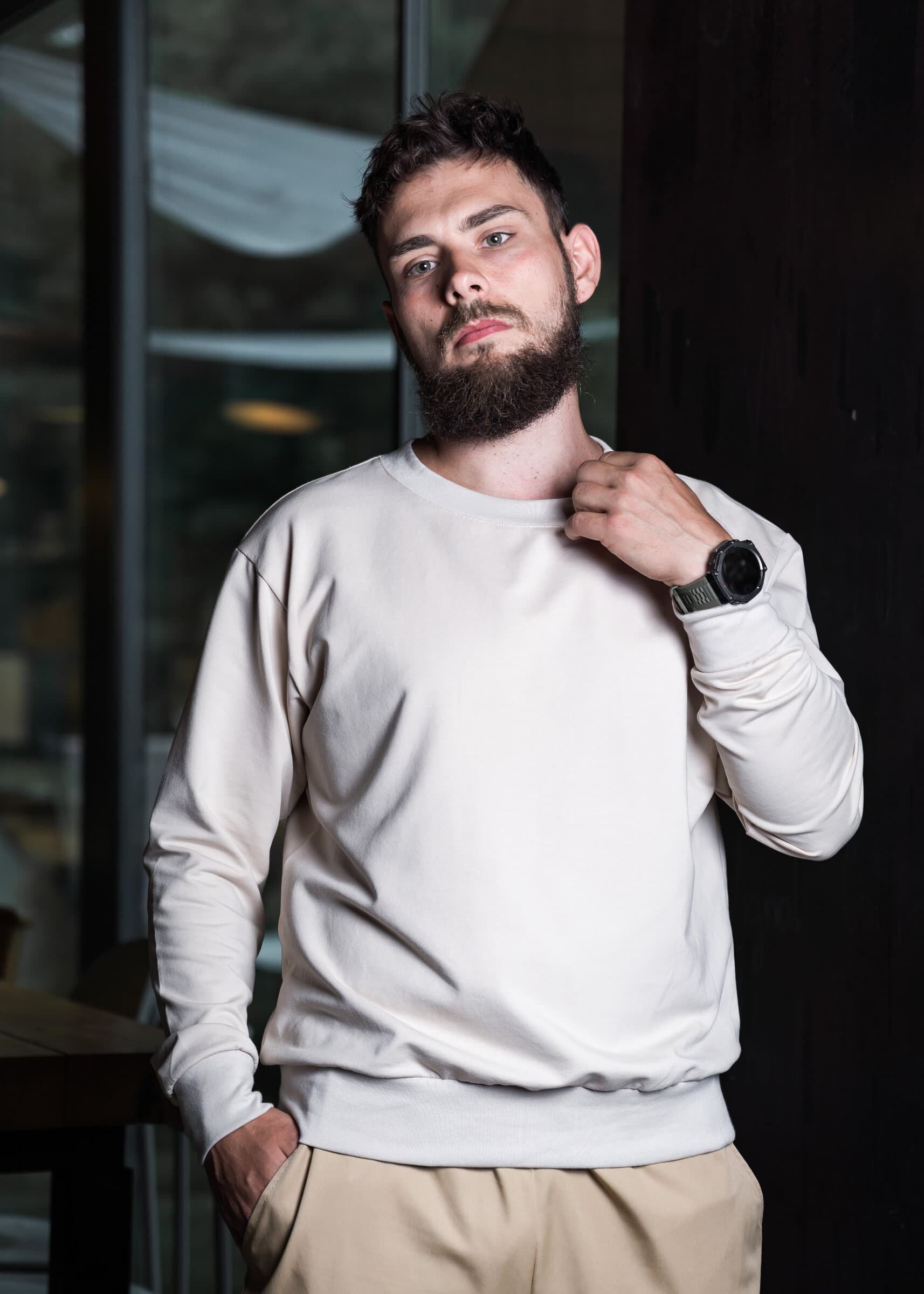 Cream sweatshirt with ribbed cuffs