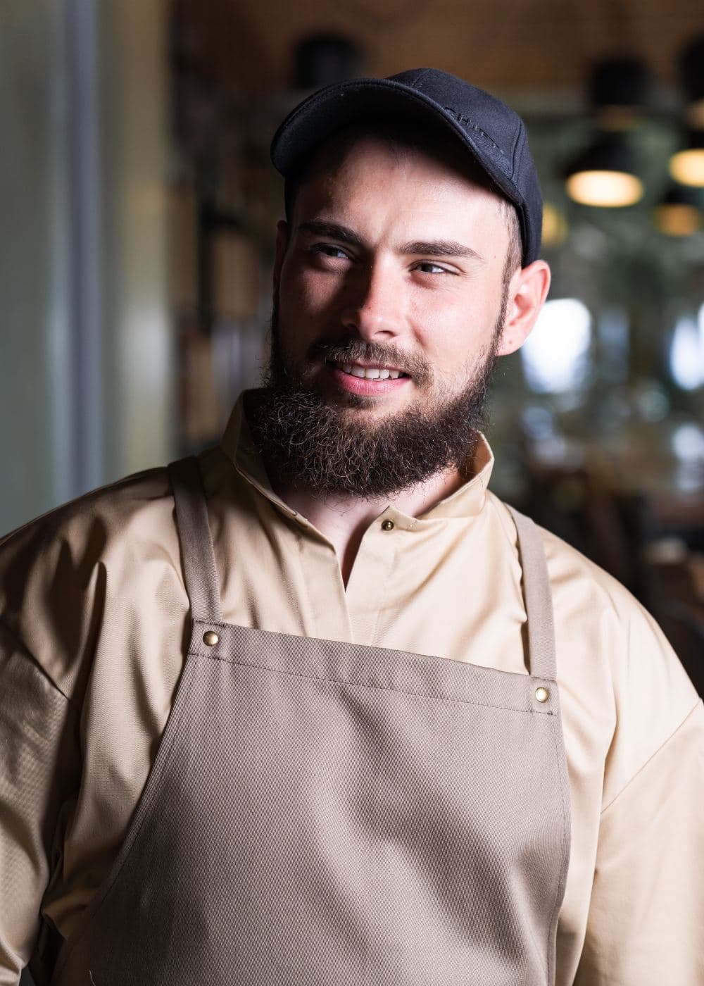 Black baseball cap and a sand bib apron